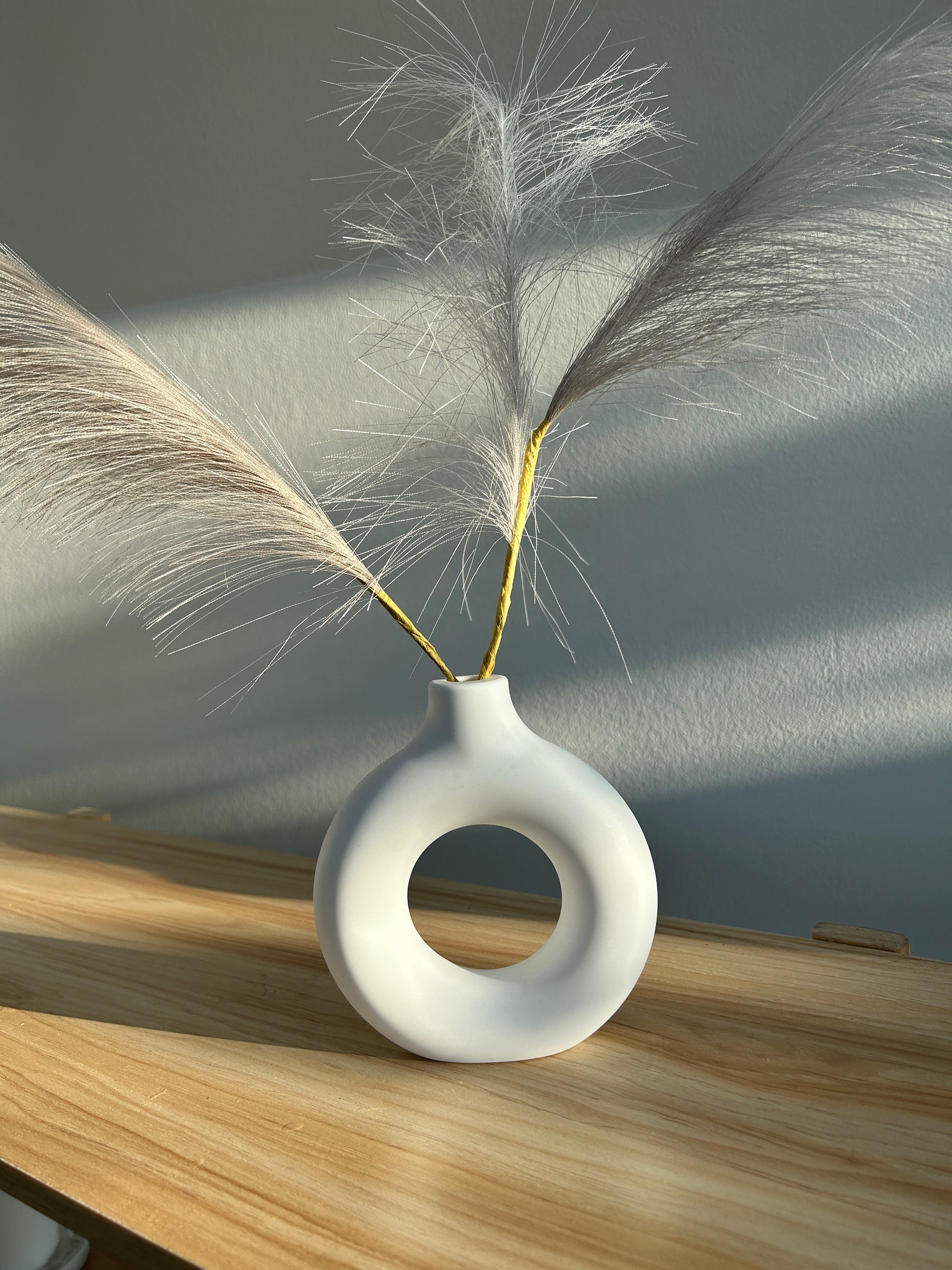 Chic donut shaped vase with pampas grass