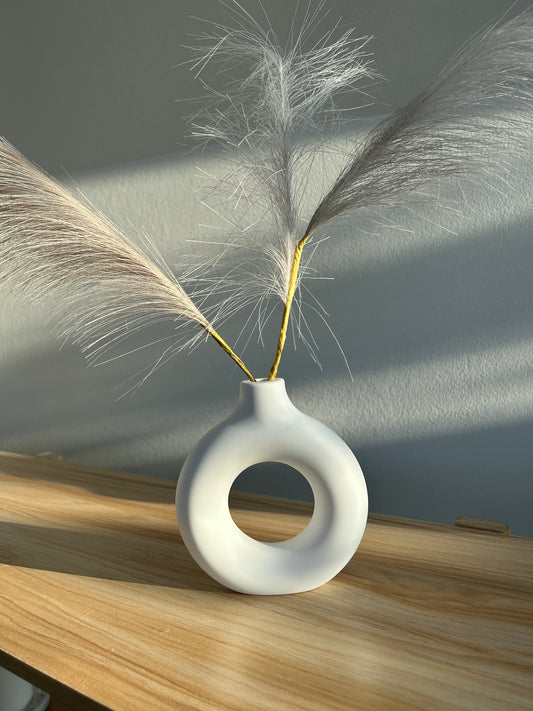 Chic donut shaped vase with pampas grass
