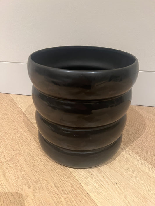 Black coil ceramic pot 19cm
